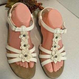 Yuu White Floral Strappy Sandals